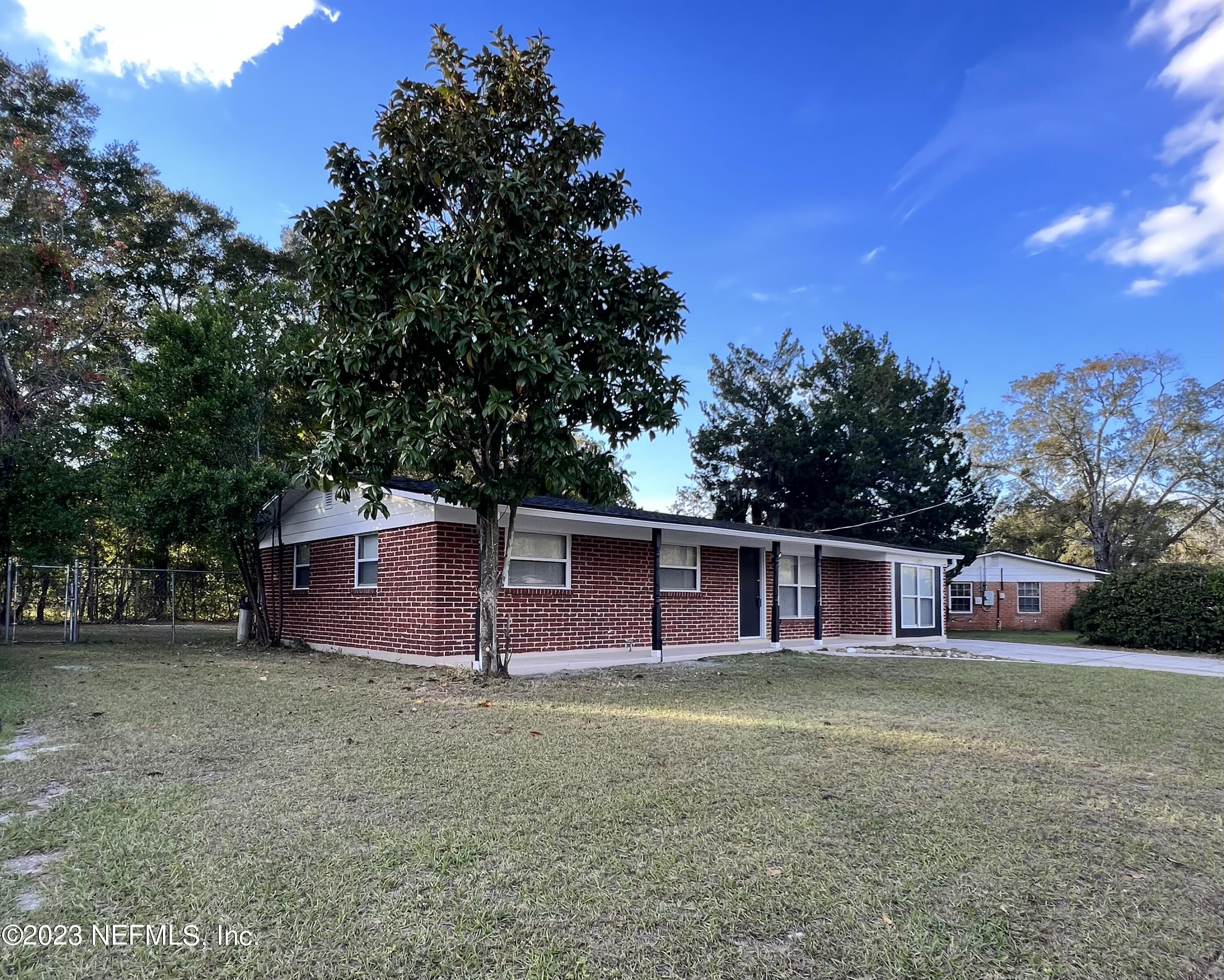 10892 Player Road Jacksonville, FL 32218 - Photo 3 of 37 a front view of a house with a garden