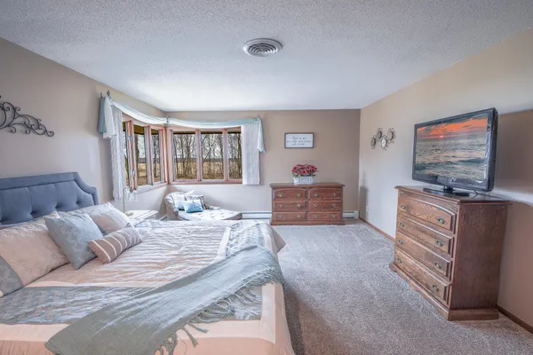 $699,999 | 43453 105th Avenue, Holdingford, MN 56340