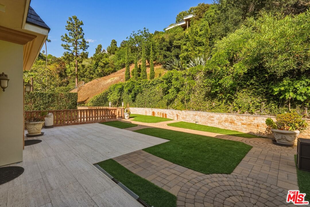 900 Chantilly Road Los Angeles, CA 90077 - Photo 23 of 46