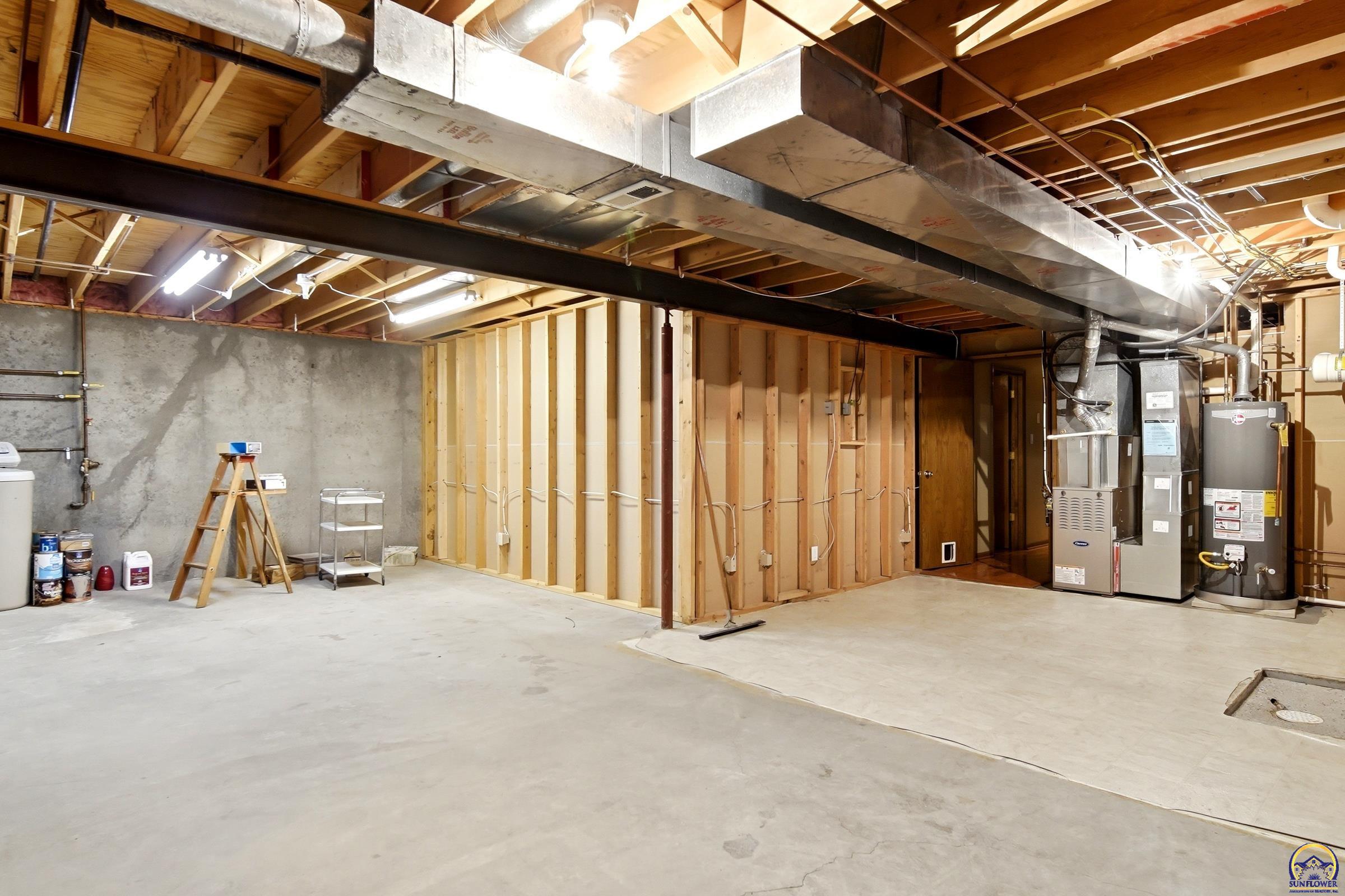 2732 Southwest Staffordshire Road Topeka, KS 66614 - Photo 14 of 20