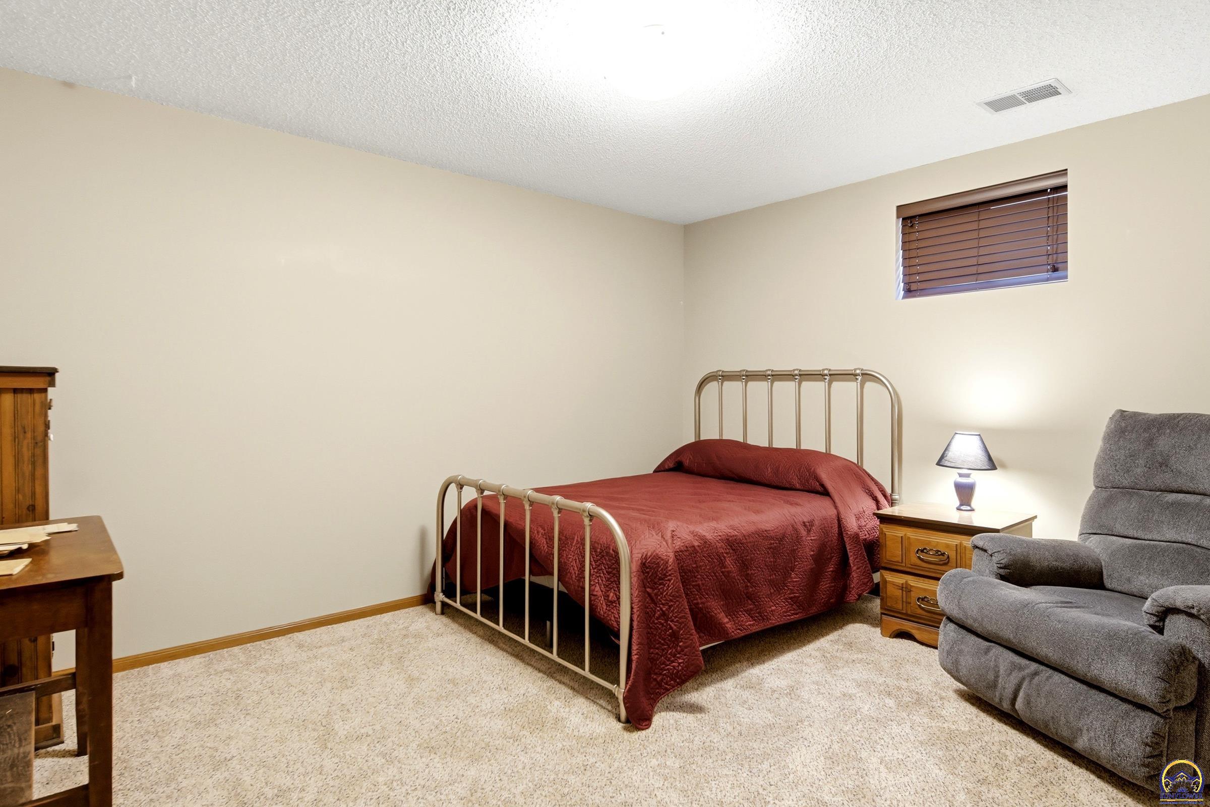 2732 Southwest Staffordshire Road Topeka, KS 66614 - Photo 15 of 20