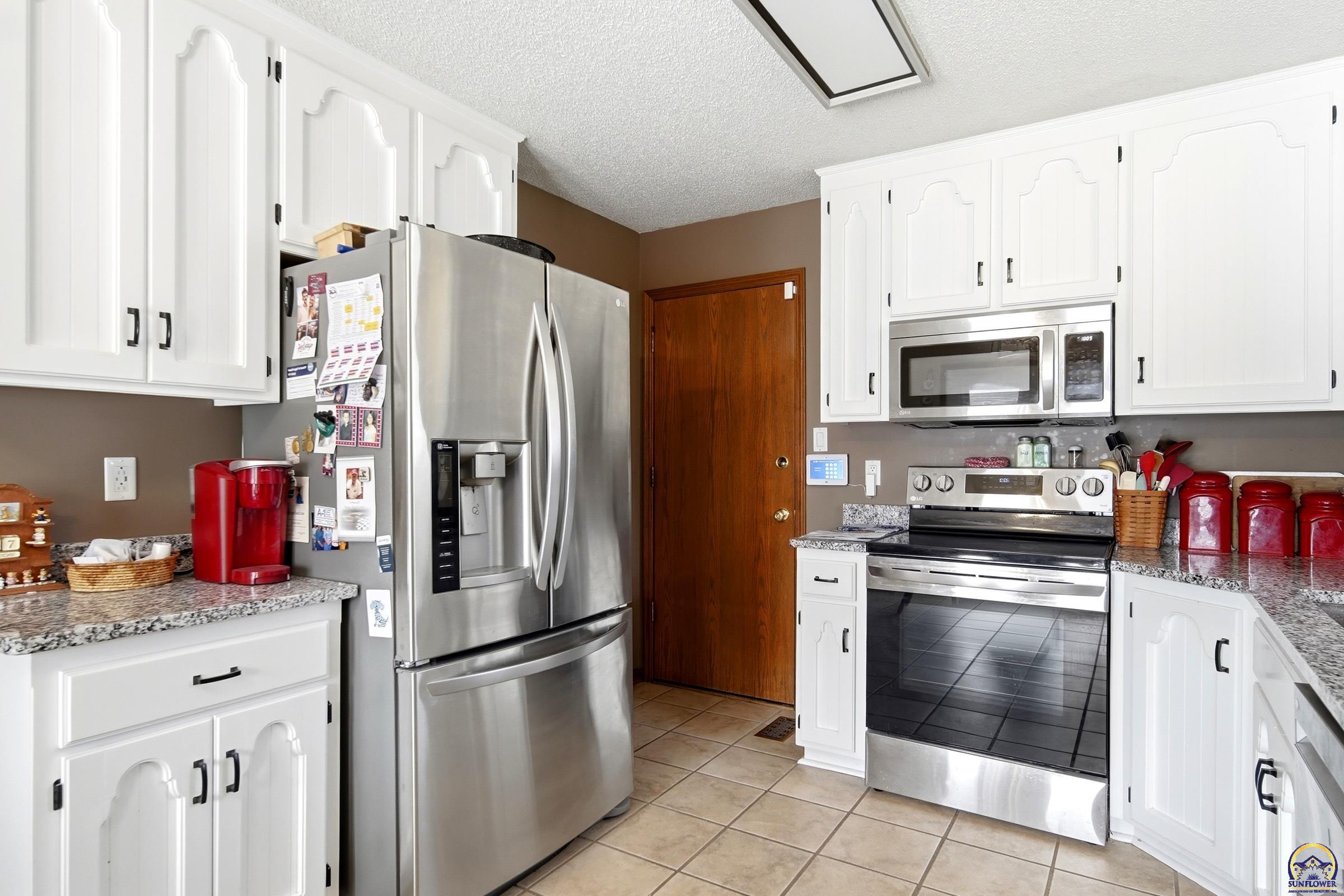 2732 Southwest Staffordshire Road Topeka, KS 66614 - Photo 5 of 20