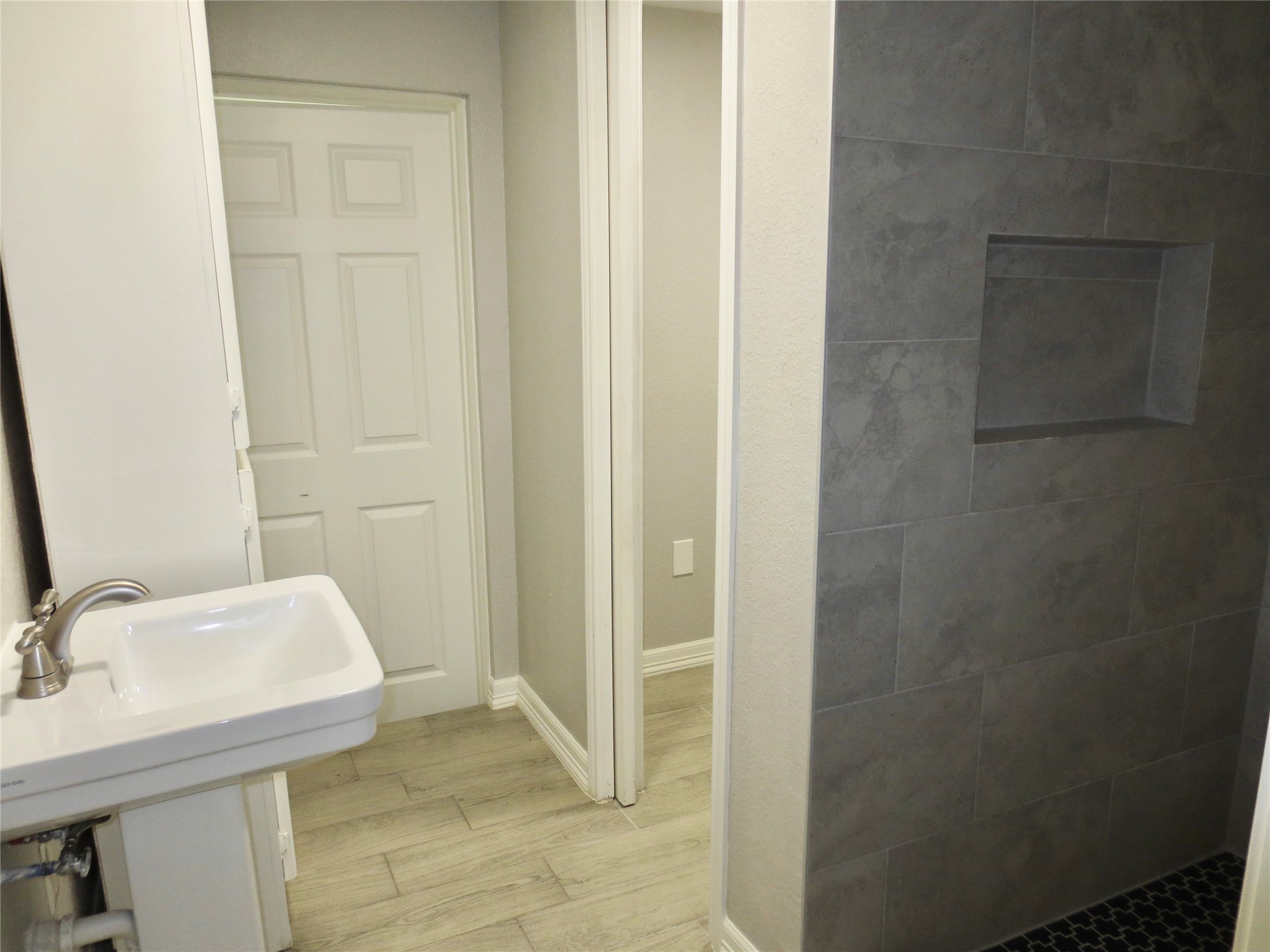 2204 Parker Road, Unit B Houston, TX 77093 - Photo 3 of 9 Gallery Image 3