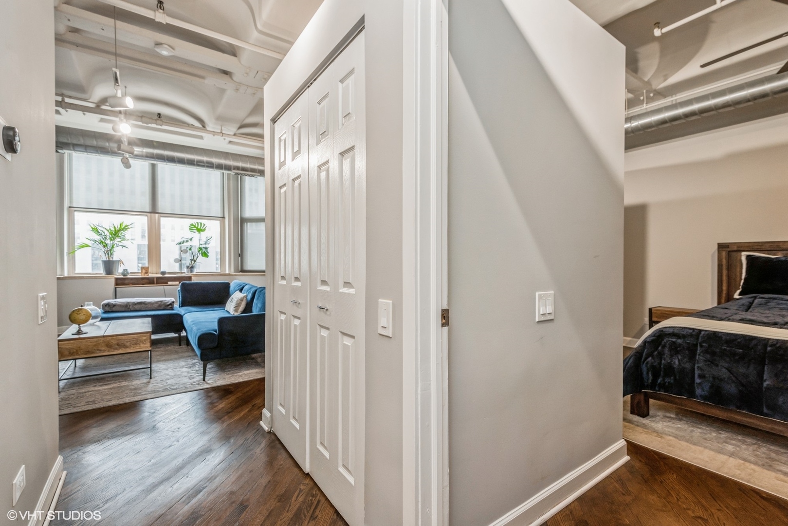 500 South Clinton Street, Unit 403 Chicago, IL 60607 - Photo 7 of 13 a bedroom with furniture and a large window