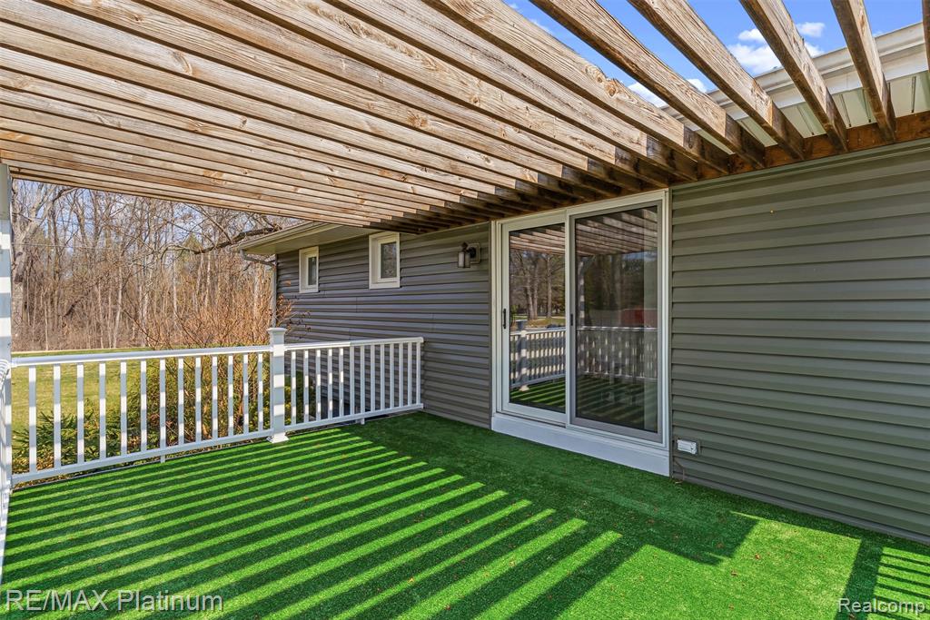 11124 White Lake Road Fenton, MI 48430 - Photo 4 of 26 Gallery Image 4