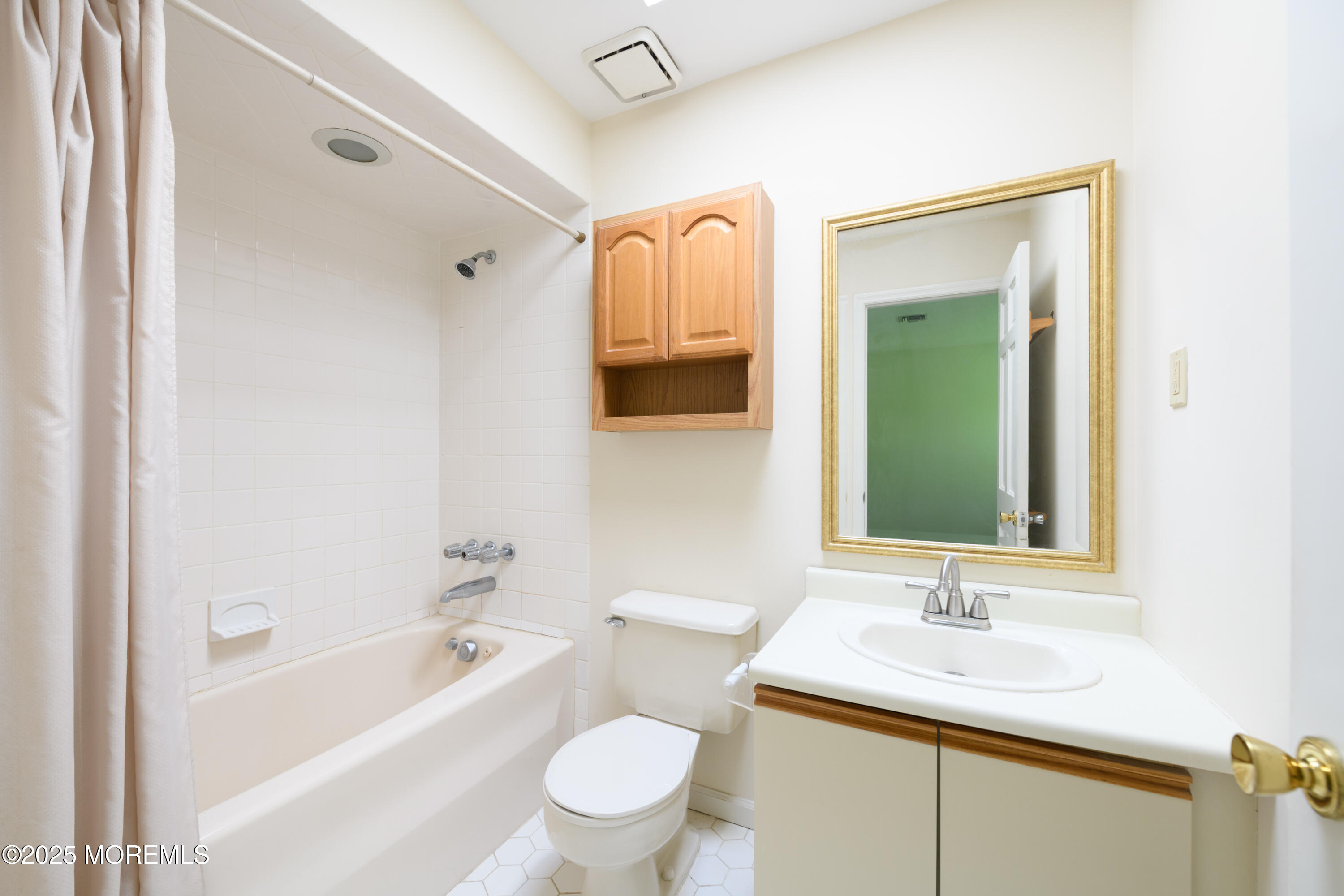 65 East River Road, Unit 14 Rumson, NJ 07760 - Photo 19 of 22 a bathroom with a toilet sink vanity tub and mirror