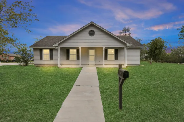 $1,700 | 816 Erie Street, Edna, TX 77957