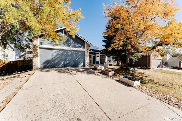 a view of house with a yard
