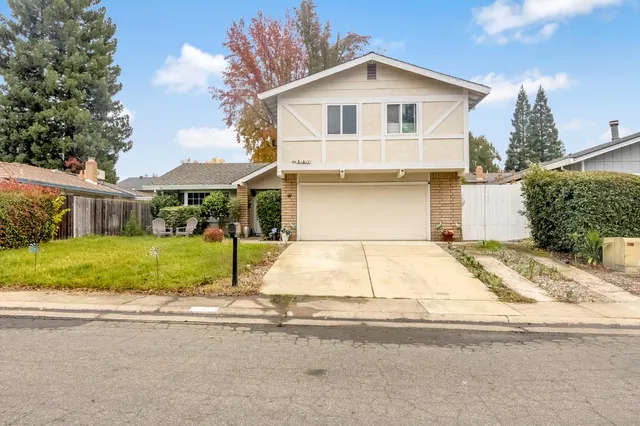 a front view of house with garage and yard
