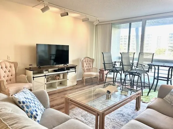 $2,700 | 1095 Gulf Of Mexico Drive, Unit 104, Longboat Key, FL 34228