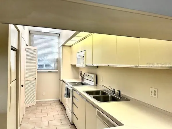 $2,700 | 1095 Gulf Of Mexico Drive, Unit 104, Longboat Key, FL 34228