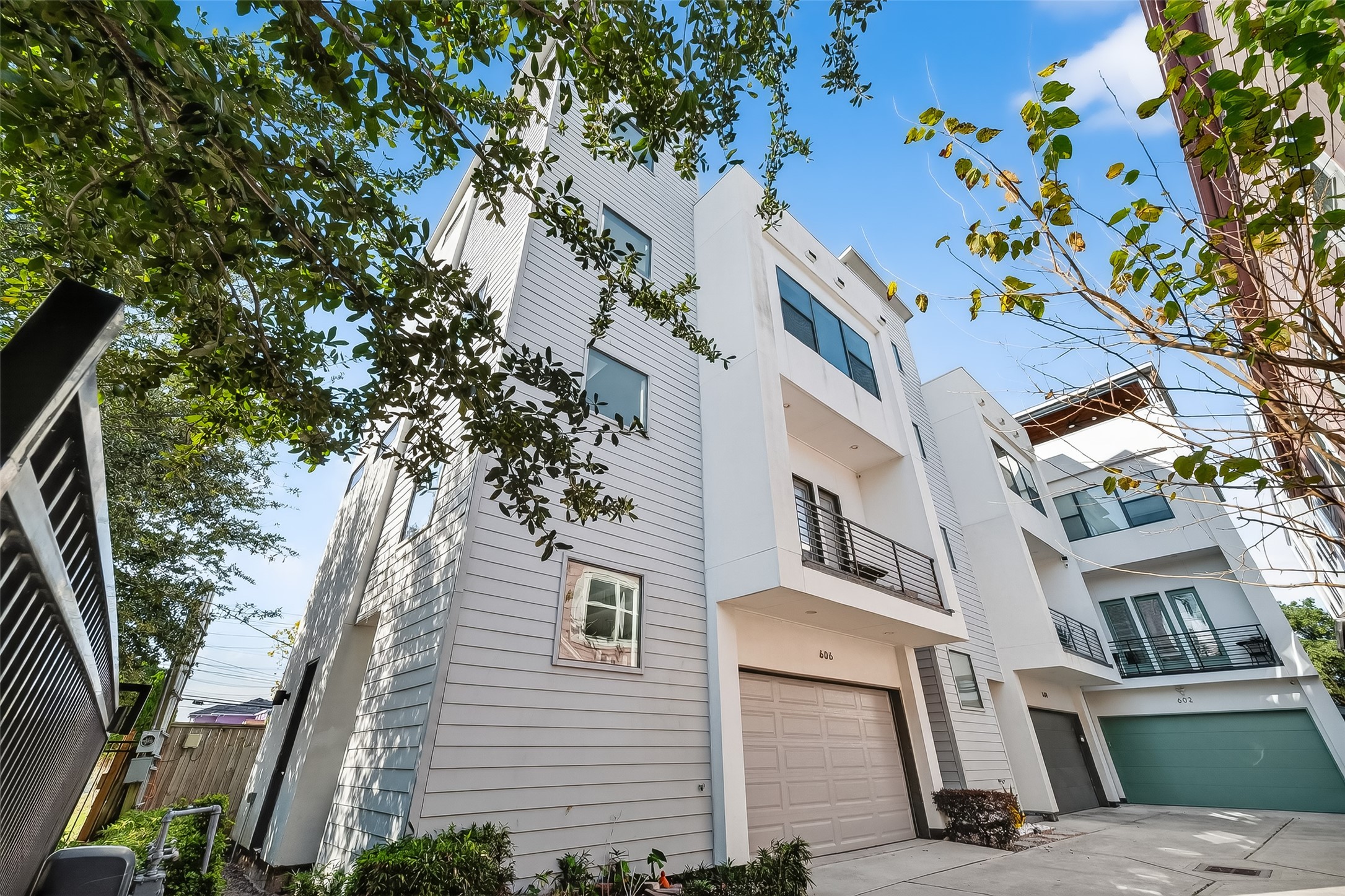606 Pacific Street Houston, TX 77006 - Photo 2 of 41 a view of a multi story building