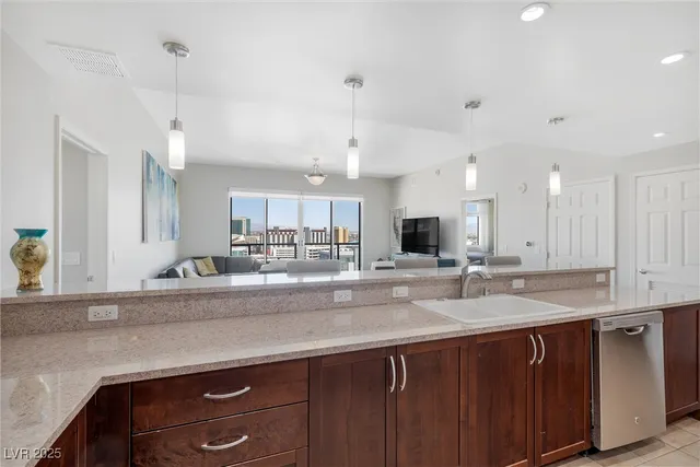 $2,895 | 150 South Las Vegas Boulevard, Unit 1506, Las Vegas, NV 89101