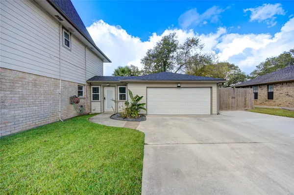 $554,999 | 303 Old Bayou Drive, Dickinson, TX 77539