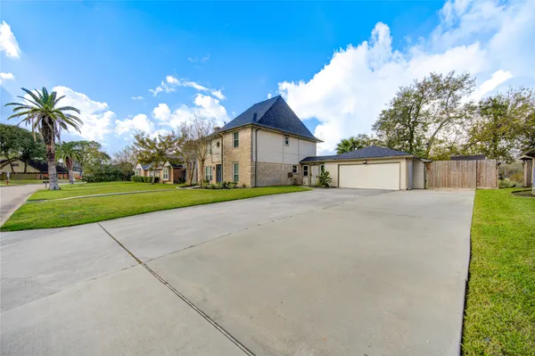 $554,999 | 303 Old Bayou Drive, Dickinson, TX 77539