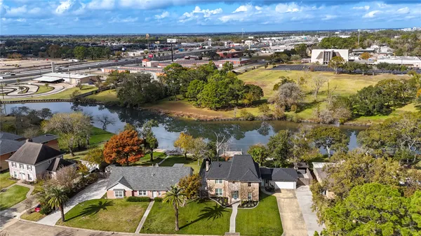 $554,999 | 303 Old Bayou Drive, Dickinson, TX 77539