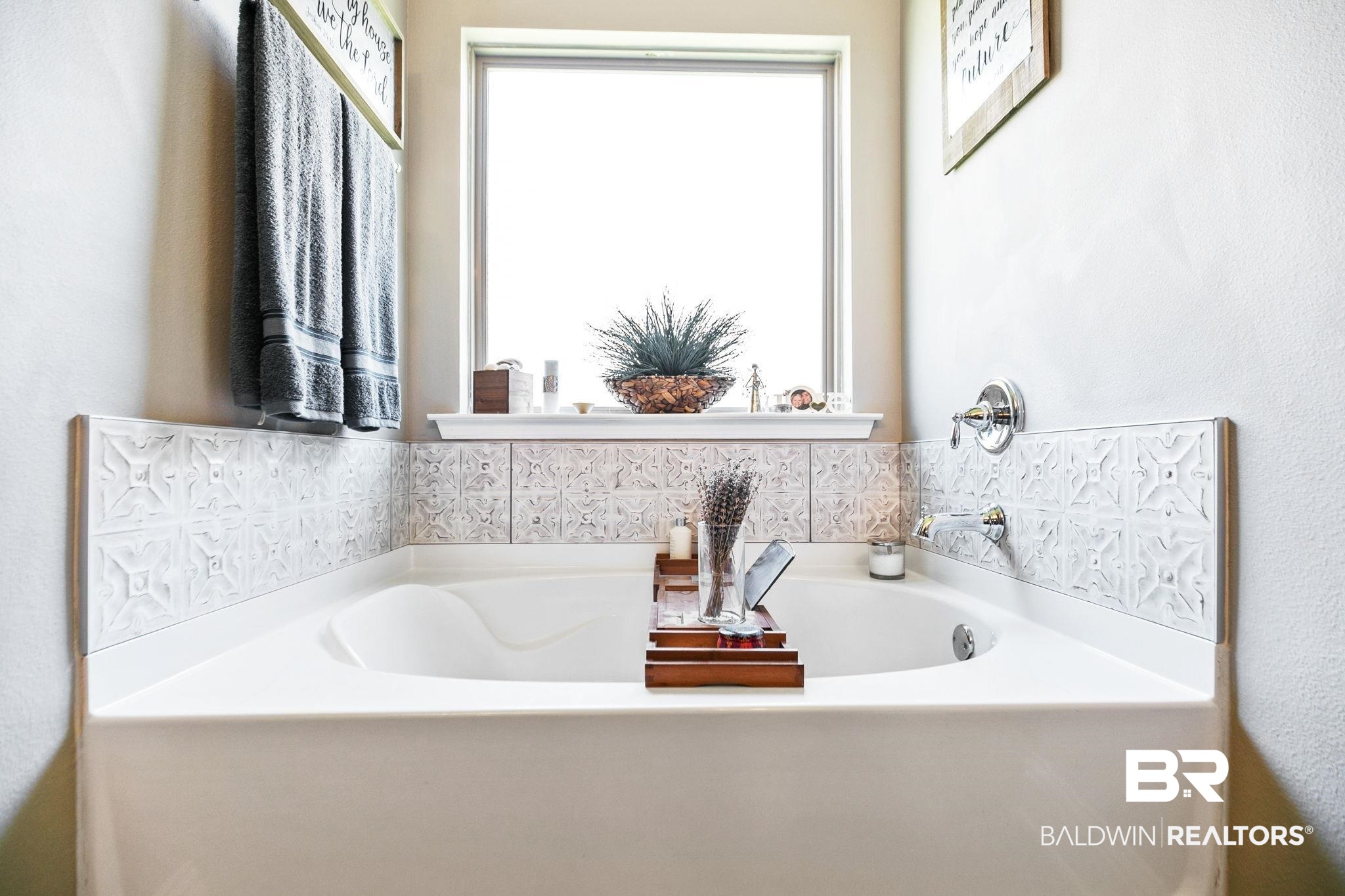 31402 Hoot Owl Road Daphne, AL 36527 - Photo 19 of 43 Bathroom with a bathtub