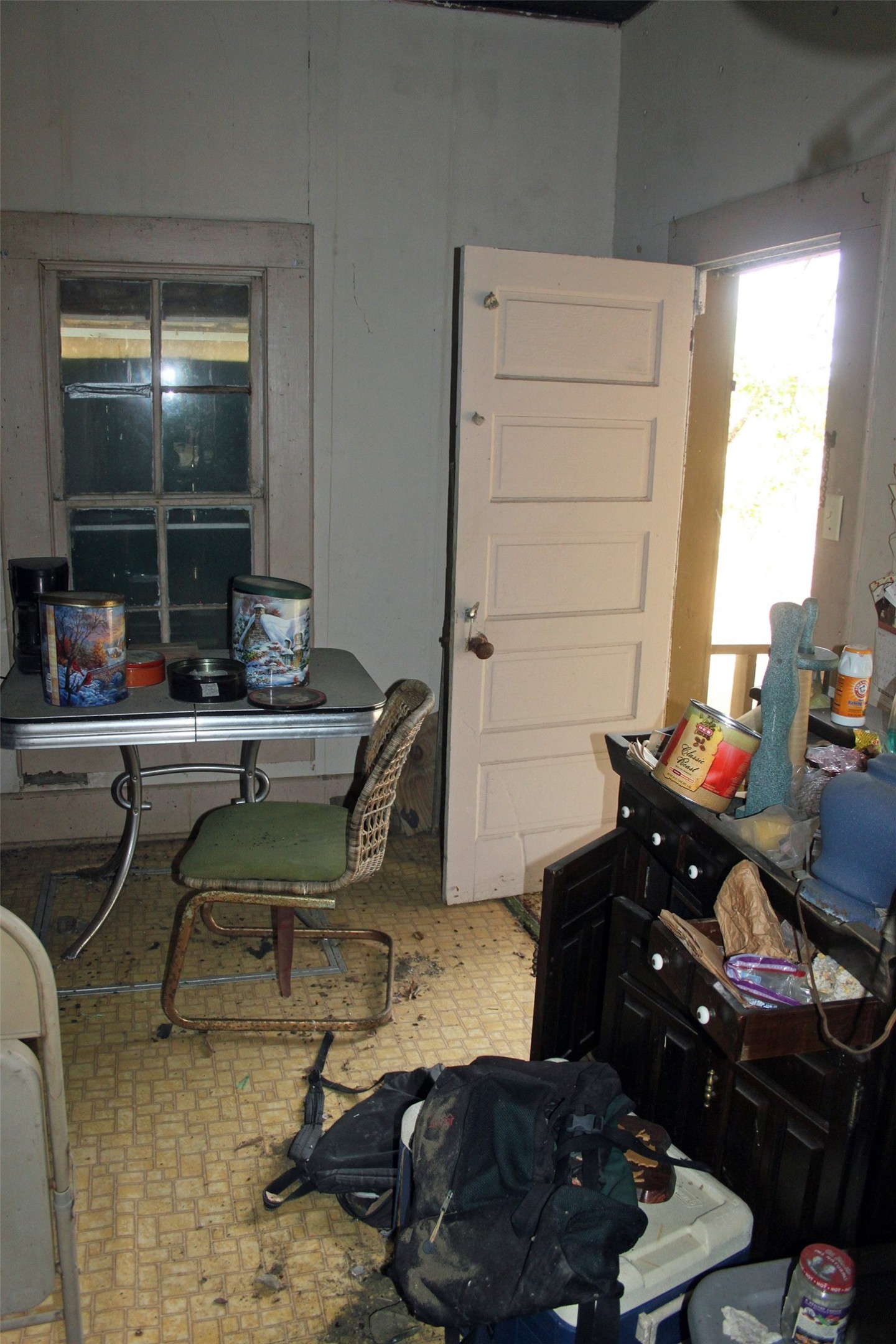 7887 Pettytown Road Red Rock, TX 78662 - Photo 4 of 26 a living room with furniture and a window