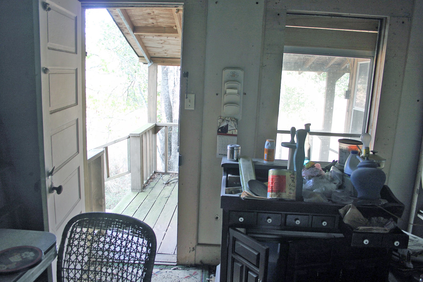 7887 Pettytown Road Red Rock, TX 78662 - Photo 5 of 26 a living room with furniture and a window