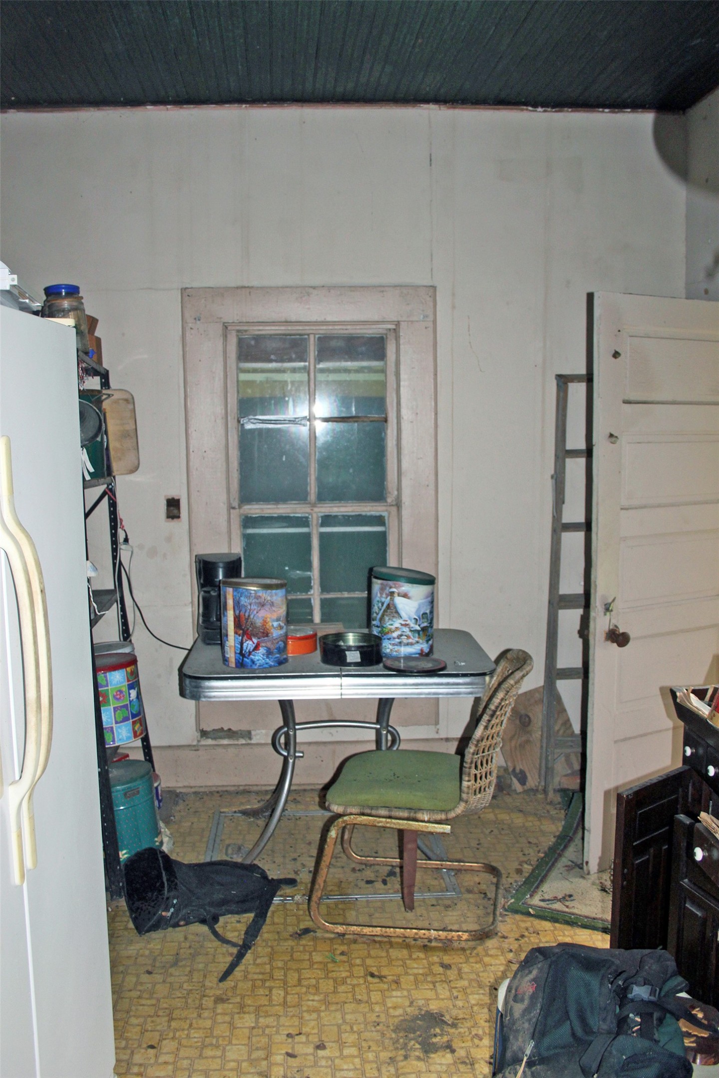 7887 Pettytown Road Red Rock, TX 78662 - Photo 10 of 26 a living room with a couch and a potted plant