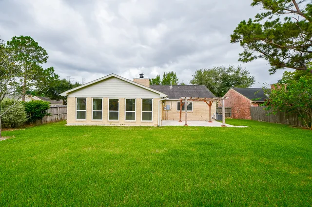 a view of a house with backyard and porch