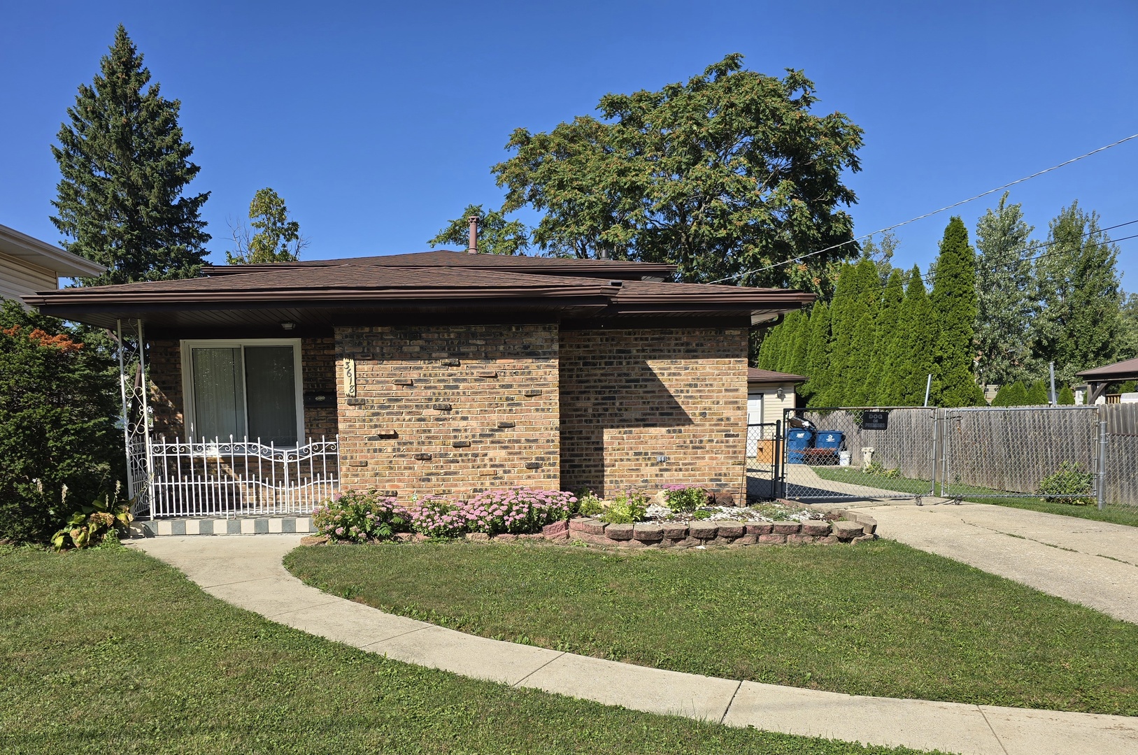 3618 148th Street Midlothian, IL 60445 - Photo 1 of 22 a front view of a house with garden