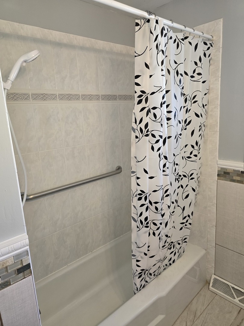 3618 148th Street Midlothian, IL 60445 - Photo 14 of 22 a bathroom with a bathtub and shower