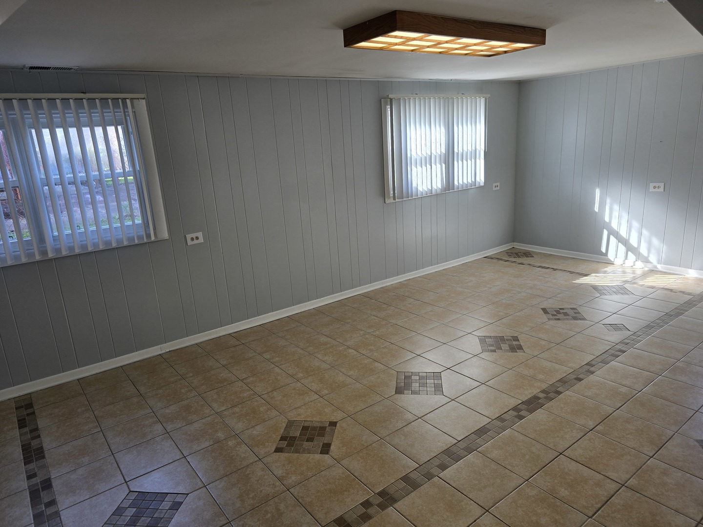 3618 148th Street Midlothian, IL 60445 - Photo 15 of 22 an empty room with windows