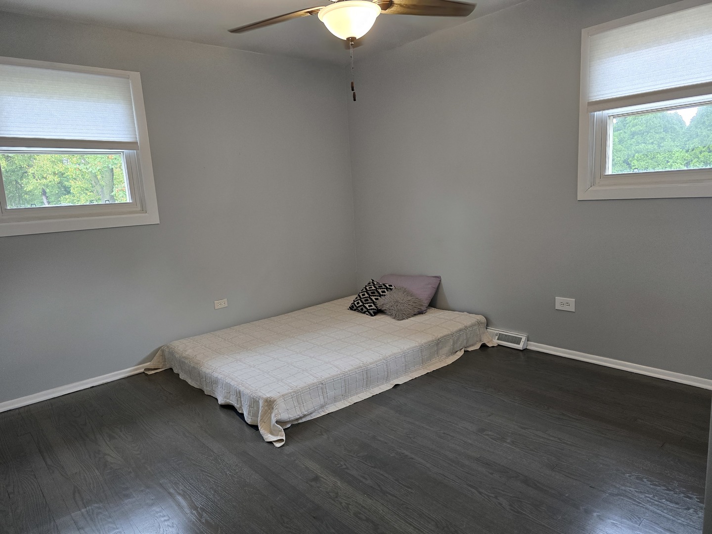 3618 148th Street Midlothian, IL 60445 - Photo 8 of 22 a room with a bed and a window