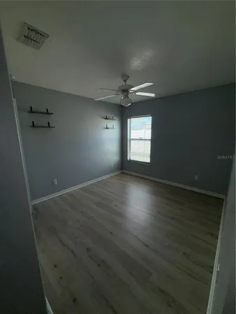 a view of a backyard