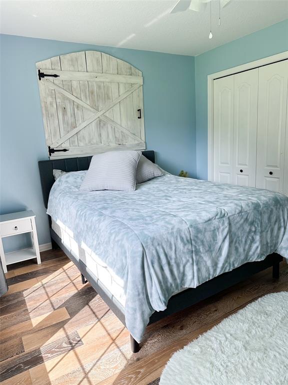 33632 Wesley Road Eustis, FL 32736 - Photo 28 of 34 a bedroom with a bed and a mirror