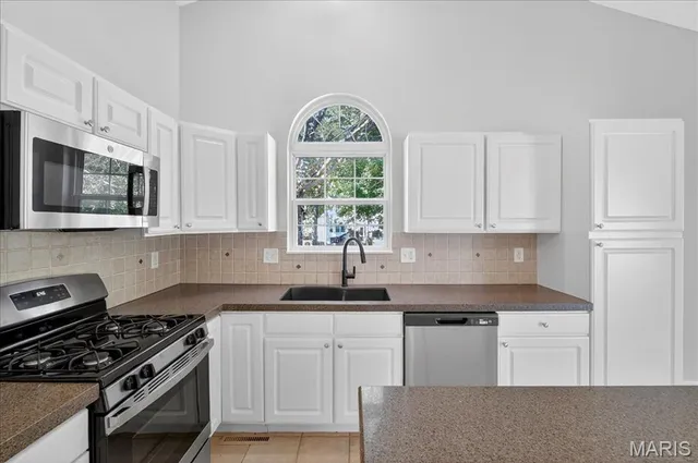 $380,000 | 260 Fairington Drive, Troy, IL 62294