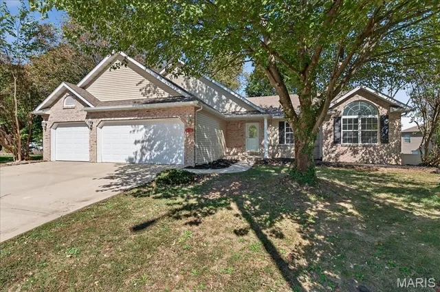 $380,000 | 260 Fairington Drive, Troy, IL 62294