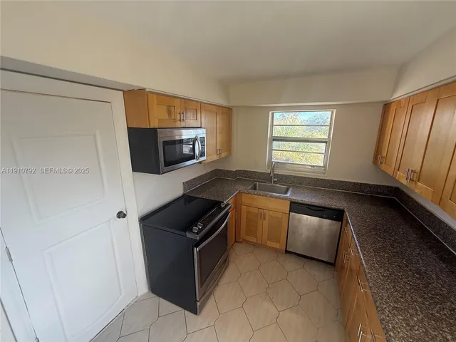 $2,095 | 1540 Northeast 191st Street, Unit 345, Miami, FL 33179