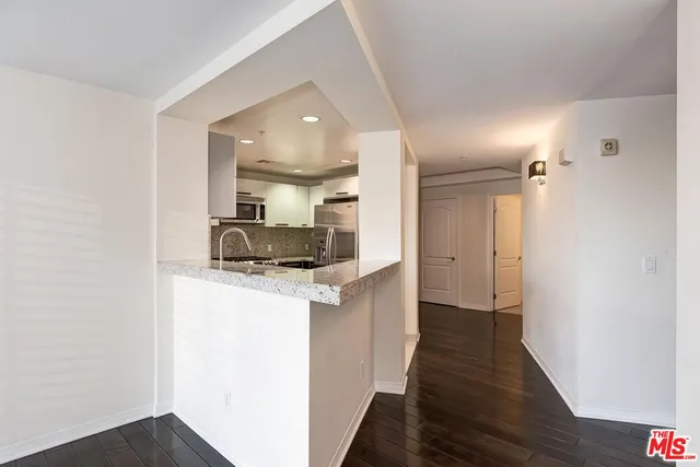 $5,195 | 1257 Brockton Avenue, Unit 302, Los Angeles, CA 90025