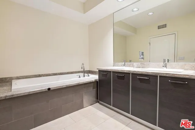 $5,195 | 1257 Brockton Avenue, Unit 302, Los Angeles, CA 90025