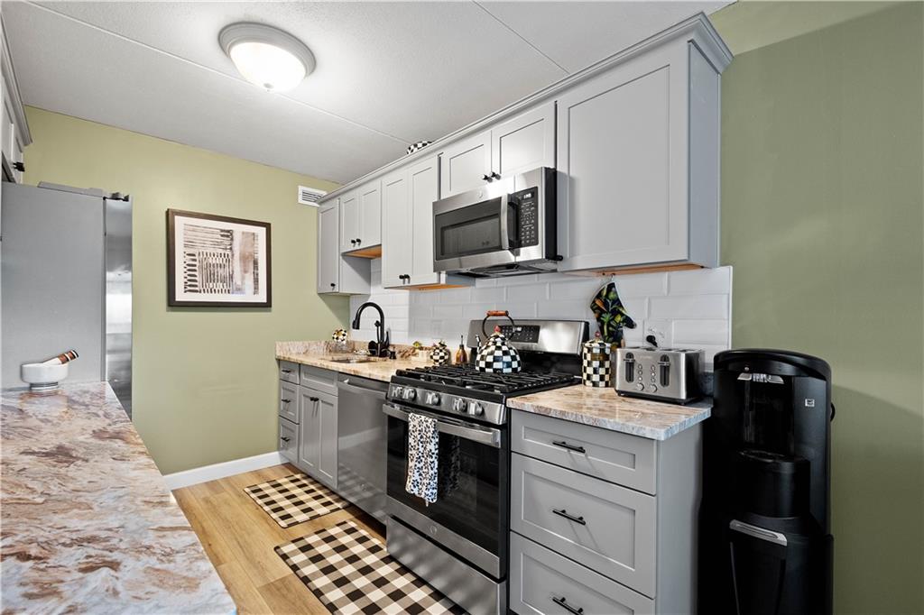 1150 Bower Hill Road, Unit 514B Pittsburgh, PA 15243 - Photo 15 of 44 a kitchen with a stove cabinets and a refrigerator
