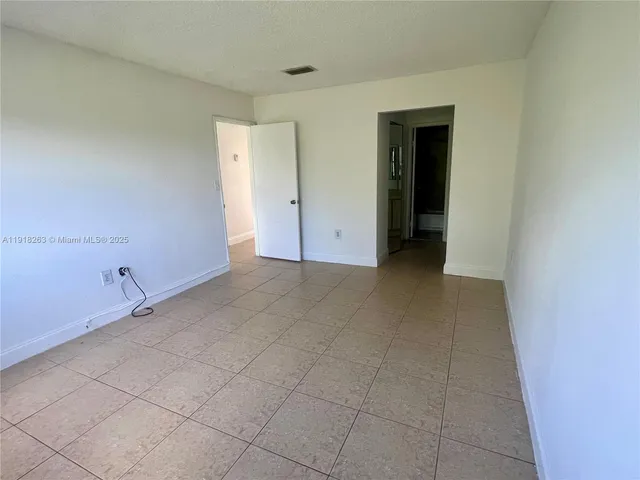 $2,600 | 9961 Northwest 9th St Circle, Unit 818, Miami, FL 33172