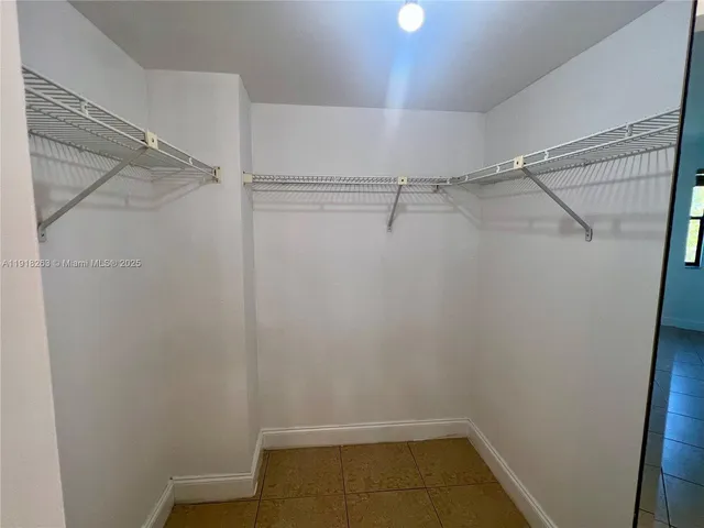 $2,600 | 9961 Northwest 9th St Circle, Unit 818, Miami, FL 33172