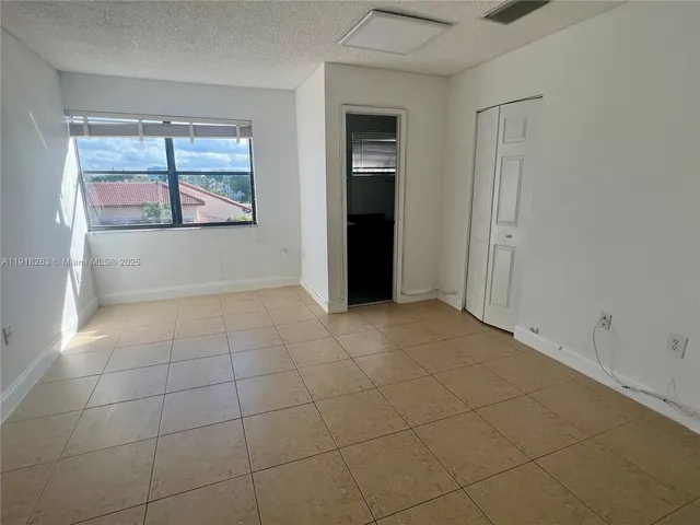 $2,600 | 9961 Northwest 9th St Circle, Unit 818, Miami, FL 33172