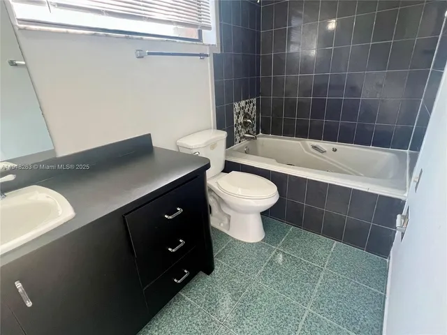 $2,600 | 9961 Northwest 9th St Circle, Unit 818, Miami, FL 33172