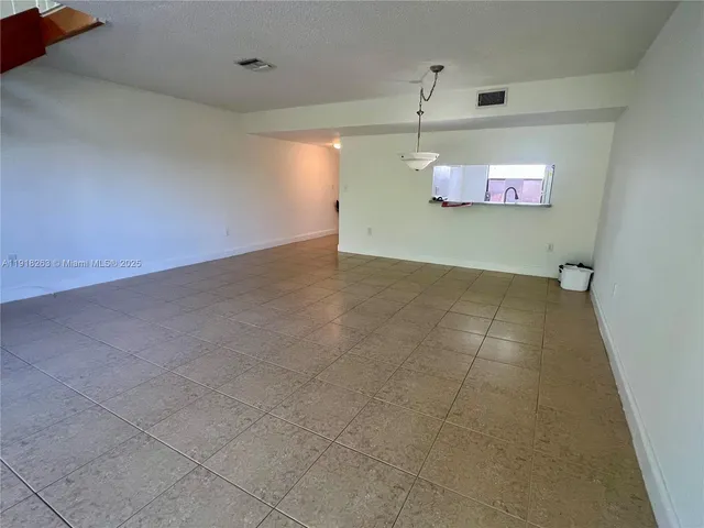 $2,600 | 9961 Northwest 9th St Circle, Unit 818, Miami, FL 33172