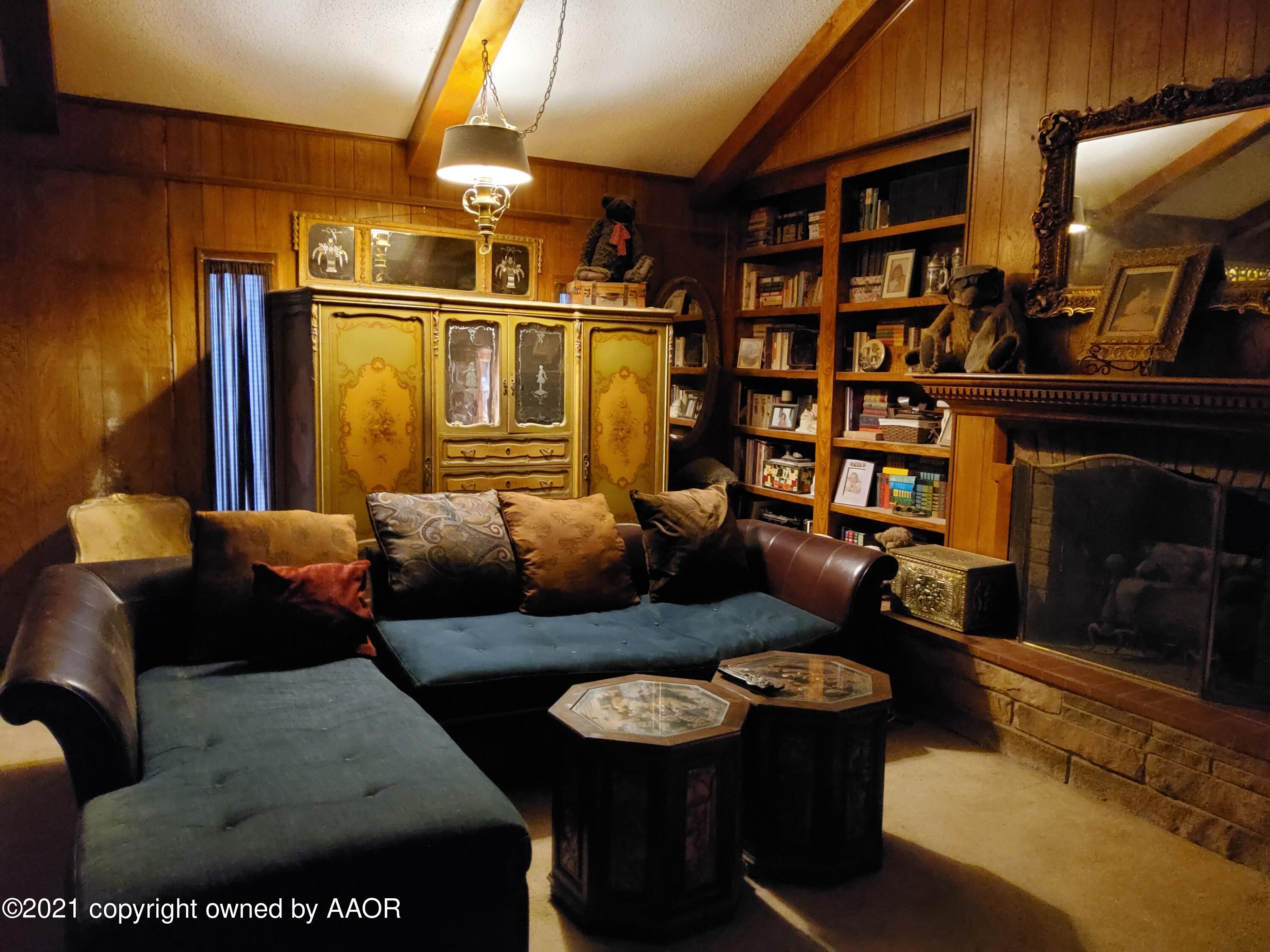 2501 South Grand Street Amarillo, TX 79103 - Photo 68 of 80 a living room with furniture and a rug