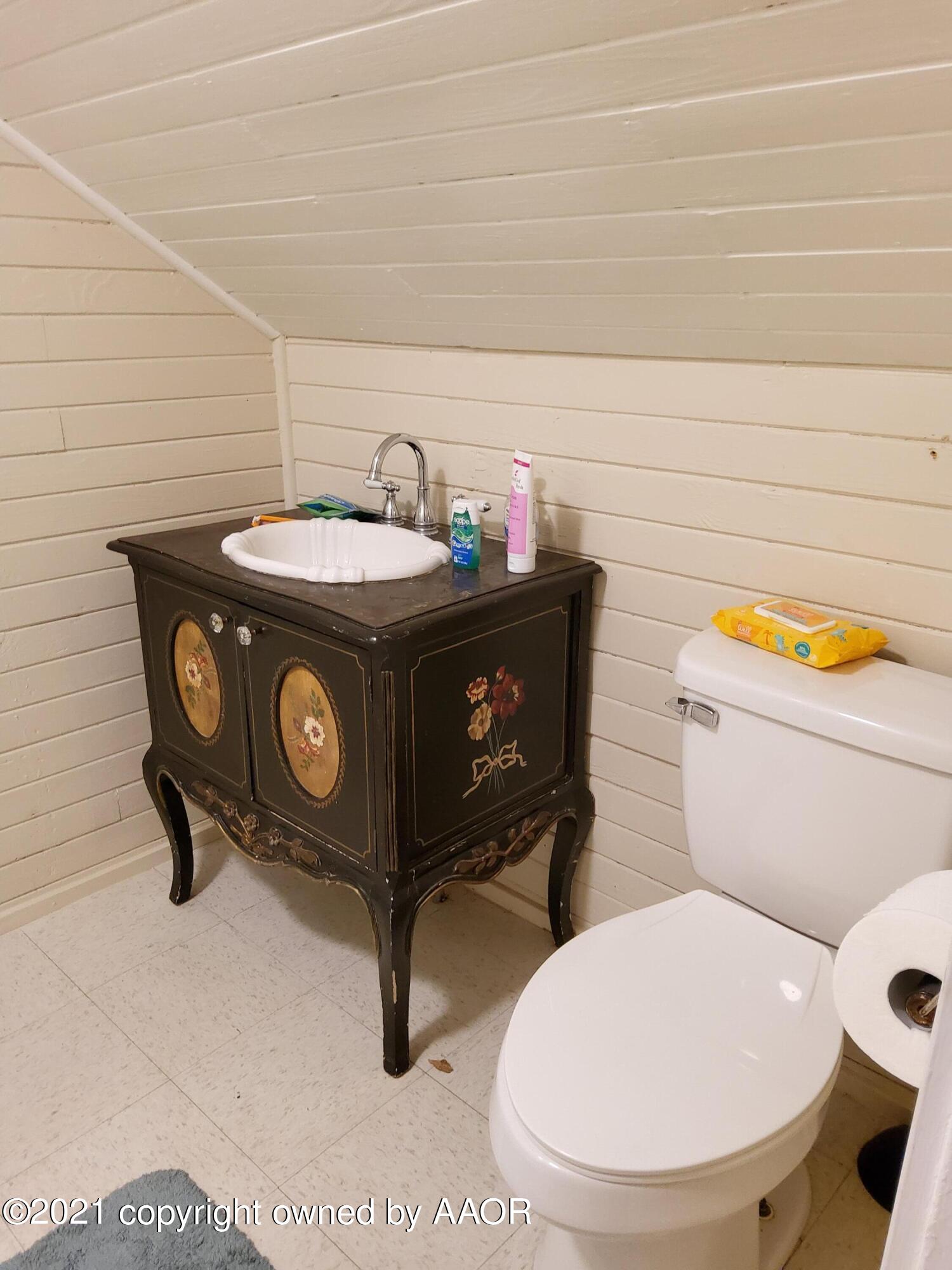 2501 South Grand Street Amarillo, TX 79103 - Photo 75 of 80 a bathroom with a toilet and a sink