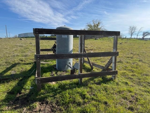 34008 Heiskell Drive Raymond, CA 93653 - Photo 7 of 19 a picture of a bench
