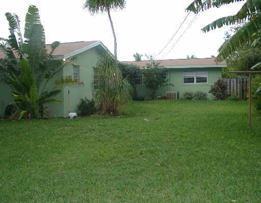 124 Northwest 10th Street Boca Raton, FL 33432 - Photo 3 of 16 a view of a back yard of the house
