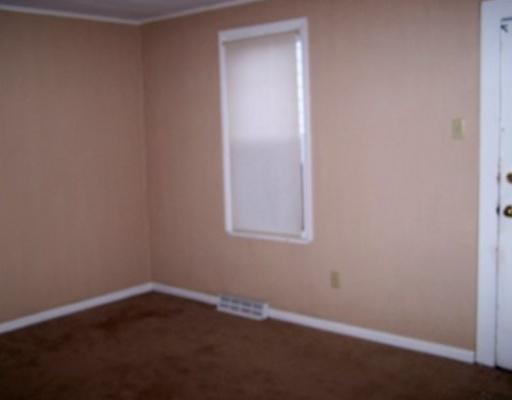 614 Roup Street Tarentum, PA 15084 - Photo 4 of 5 Den/Family/Great Room.