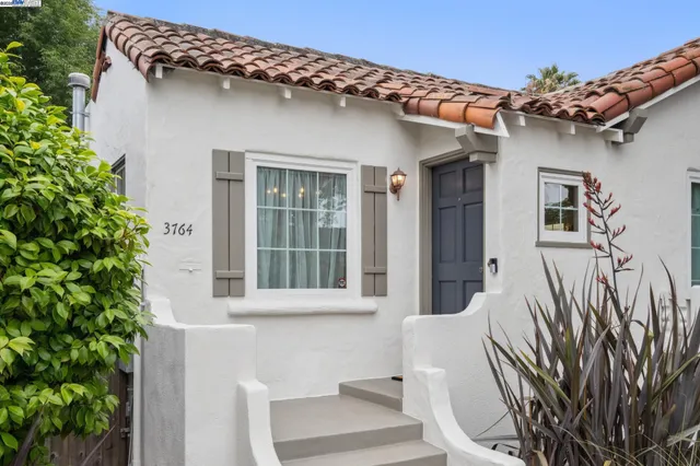 a view of outdoor space yard and porch