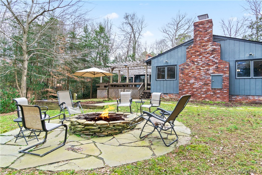 103 Overlook Drive Williamsburg, VA 23185 - Photo 4 of 50 a backyard of a house with table and chairs