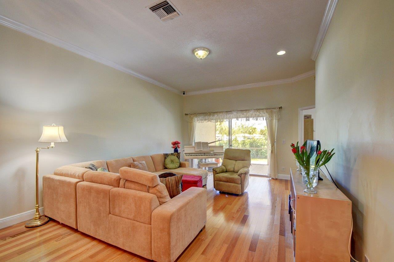 8565 Vía Serena Boca Raton, FL 33433 - Photo 10 of 37 Living Room